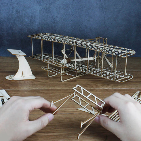 Montage kit Wright Flyer puzzle 3D, assemblage des pièces en bois découpées laser avec modèle fini sur table