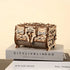 Boîte à bijoux Antique Box puzzle 3D en bois posée sur livres de design, objet décoratif vintage pour intérieur moderne
