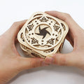 Mains tenant boîte à musique puzzle 3D bois compact, couvercle motifs papillons et moulin central, taille de poche