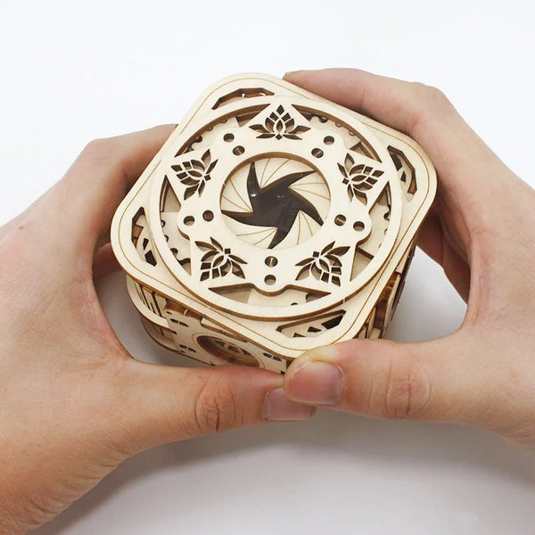 Mains tenant boîte à musique puzzle 3D bois compact, couvercle motifs papillons et moulin central, taille de poche