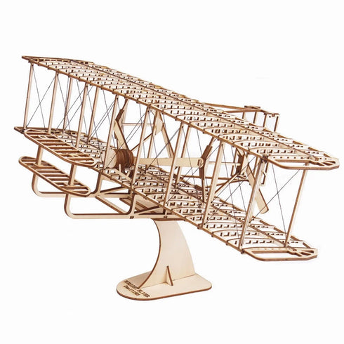 Maquette puzzle 3D Wright Flyer en bois sur fond blanc, avion biplan avec haubans, double hélice et socle gravé 1903