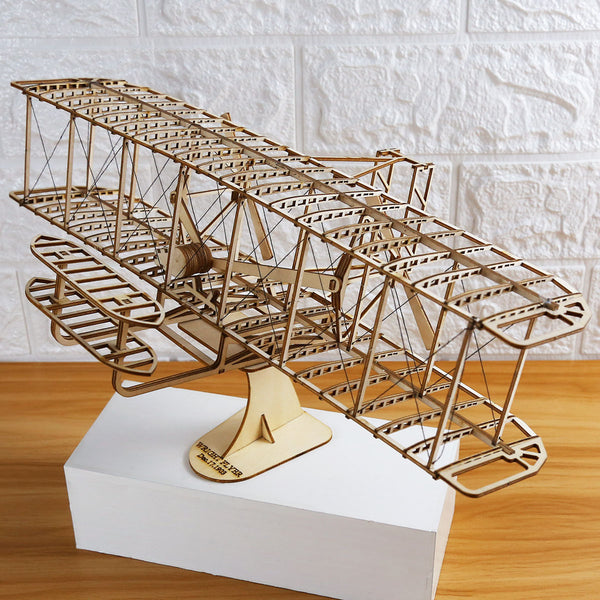 Maquette Wright Flyer puzzle 3D en bois assemblée sur socle gravé Dec 17 1903, ailes biplan avec haubans et hélices détaillées