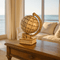 Globe terrestre puzzle 3D bois naturel en ambiance cosy, idée cadeau passionné voyage et décoration haut de gamme