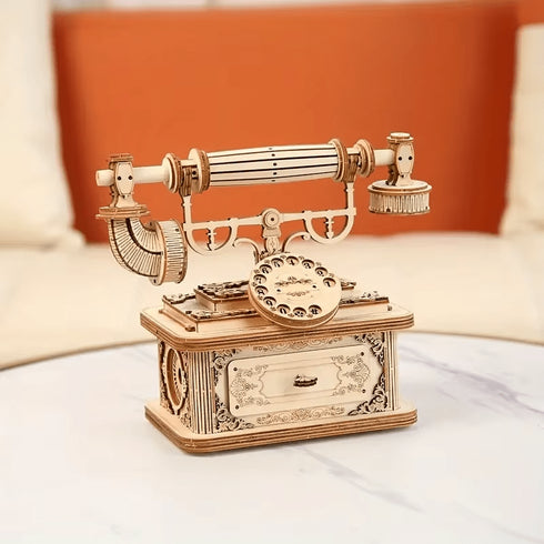 Puzzle 3D téléphone rétro en bois sur table basse marbre dans salon moderne avec canapé terracotta, décoration vintage contemporaine